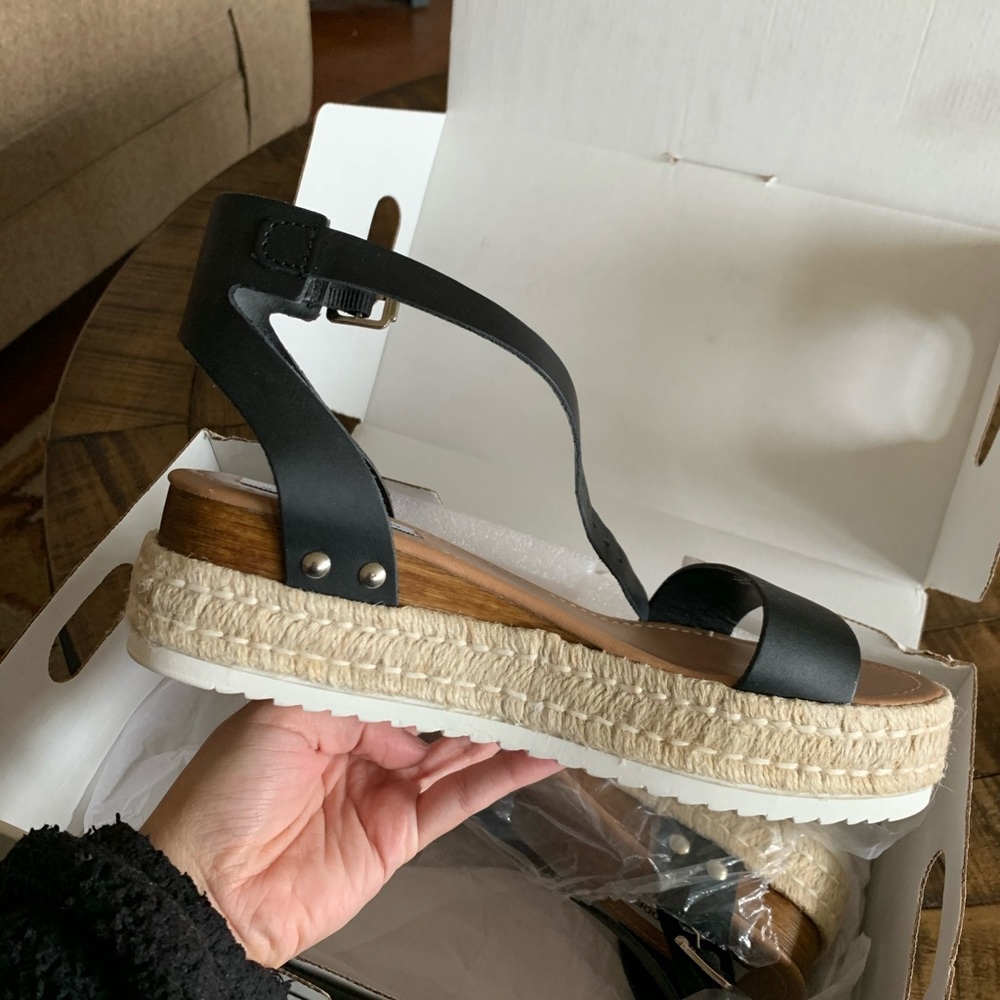 BRAND NEW STEVE MADDEN CHASER SANDALS